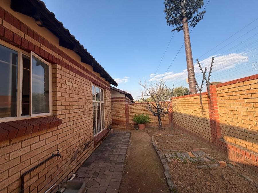 To Let 2 Bedroom Property for Rent in Noordwyk Gauteng