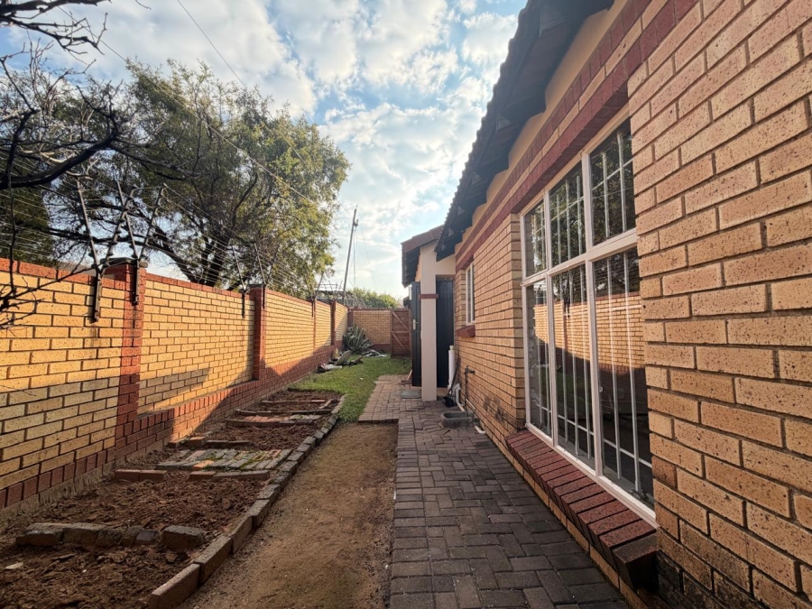 To Let 2 Bedroom Property for Rent in Noordwyk Gauteng