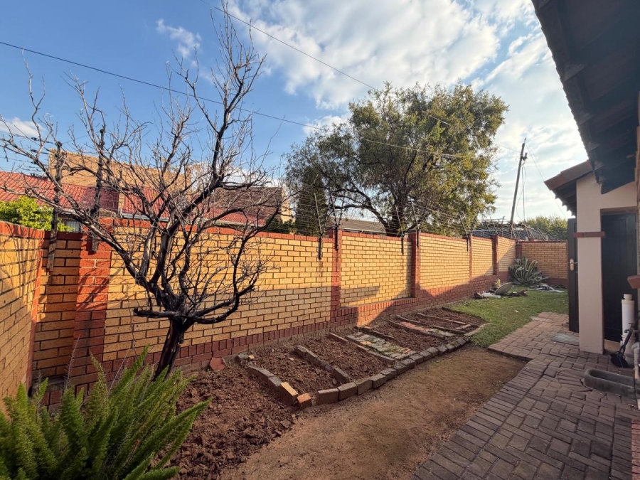 To Let 2 Bedroom Property for Rent in Noordwyk Gauteng