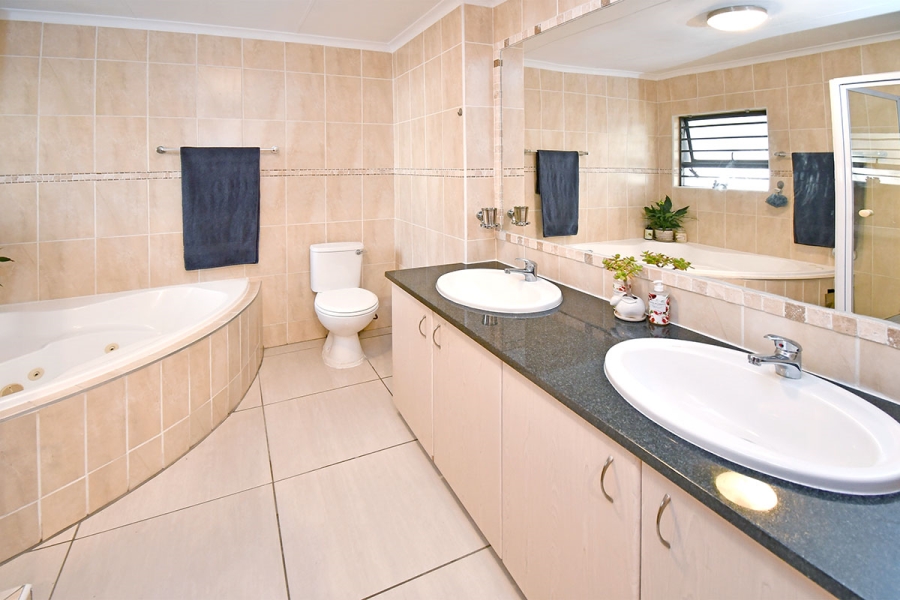 3 Bedroom Property for Sale in Broadacres Gauteng