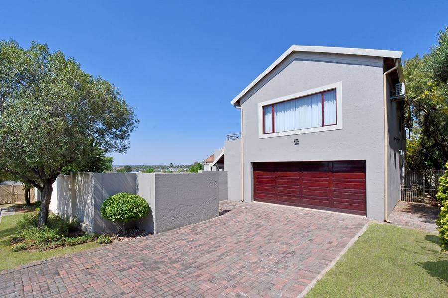 4 Bedroom Property for Sale in Broadacres Gauteng