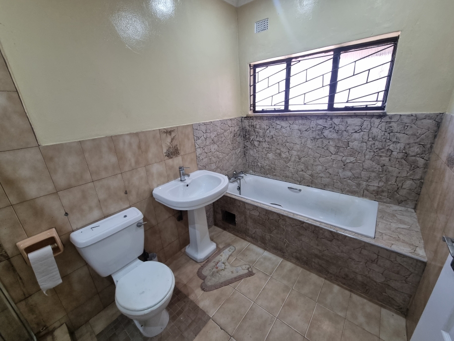 To Let 1 Bedroom Property for Rent in Orlando East Gauteng