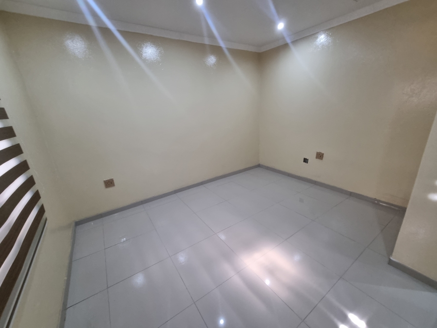To Let 1 Bedroom Property for Rent in Orlando East Gauteng