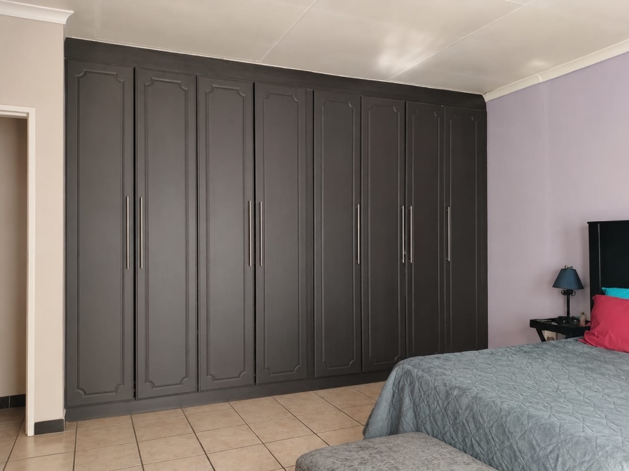 5 Bedroom Property for Sale in Strubenvale Gauteng