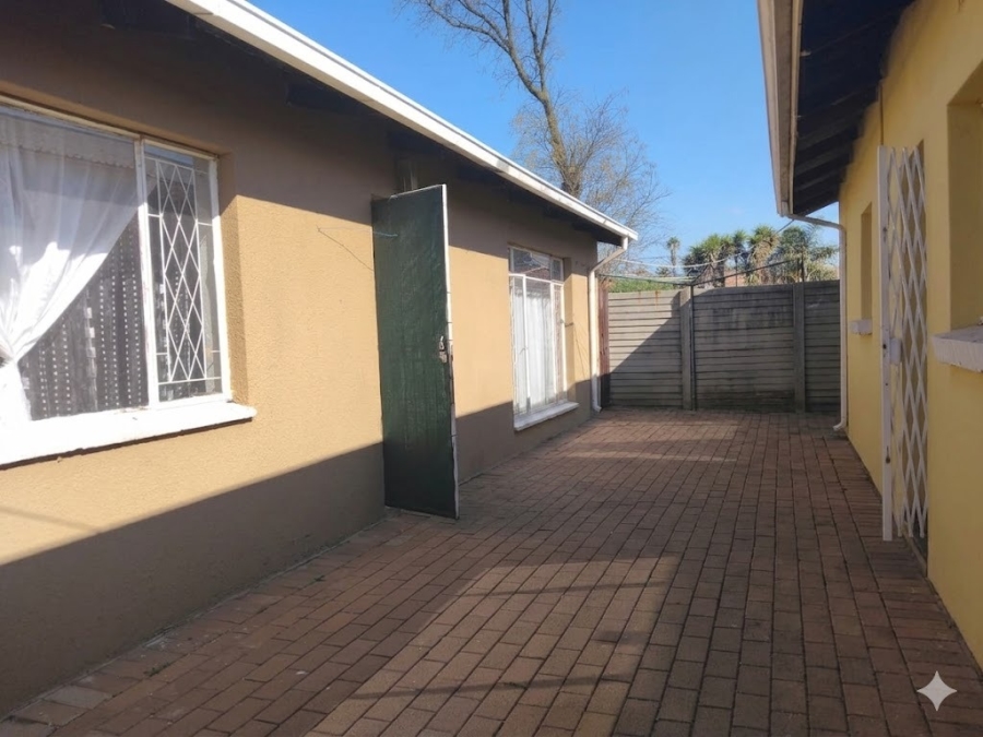 5 Bedroom Property for Sale in Strubenvale Gauteng