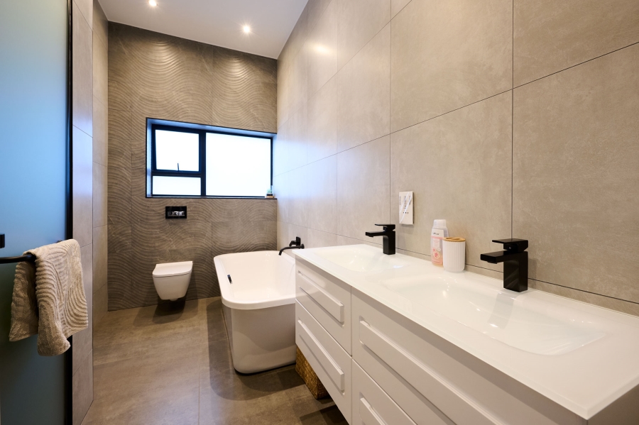 4 Bedroom Property for Sale in Waterfall Country Estate Gauteng