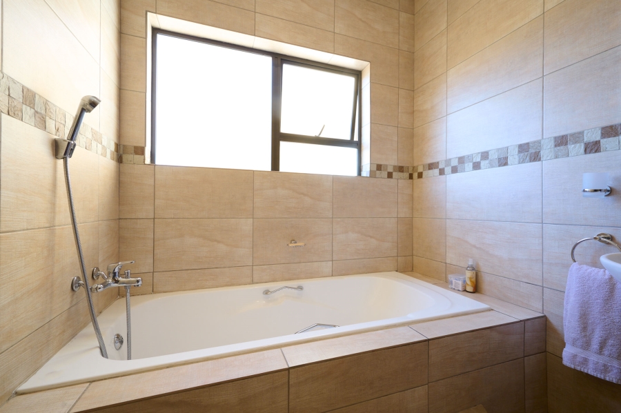 5 Bedroom Property for Sale in Carlswald North Estate Gauteng