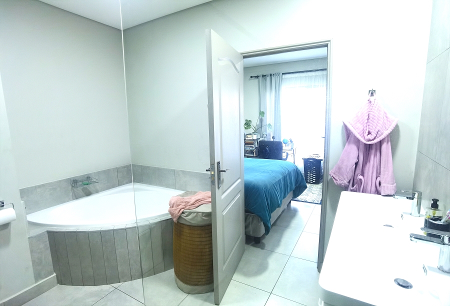 2 Bedroom Property for Sale in Die Hoewes Gauteng