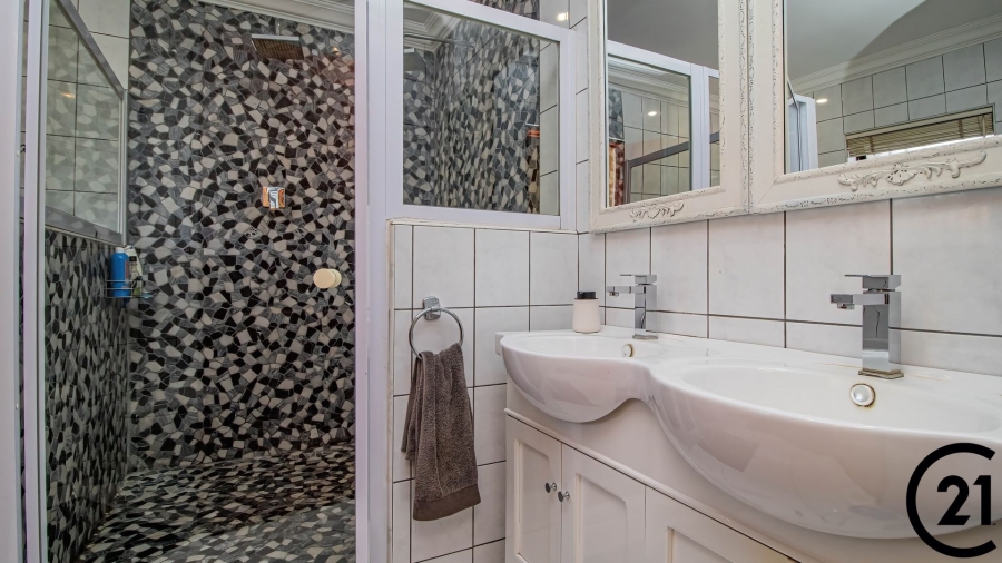 6 Bedroom Property for Sale in Rynfield Gauteng