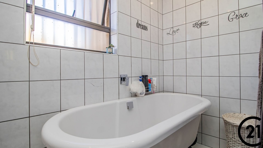 6 Bedroom Property for Sale in Rynfield Gauteng