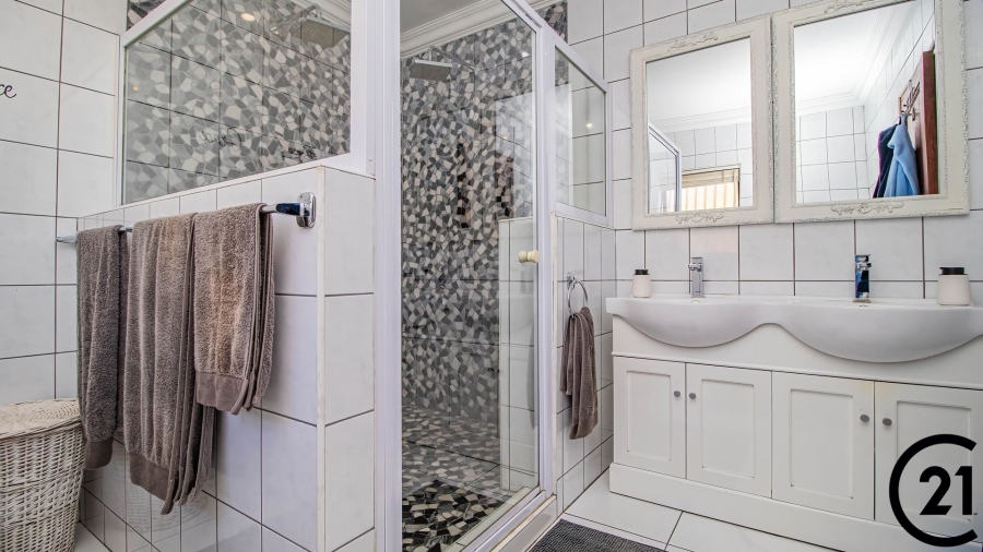 6 Bedroom Property for Sale in Rynfield Gauteng
