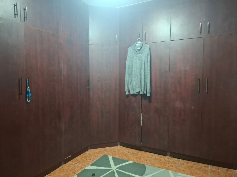 5 Bedroom Property for Sale in Mackenzie Park Gauteng