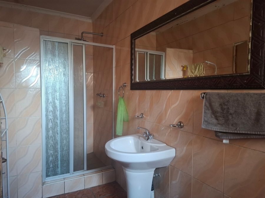 5 Bedroom Property for Sale in Mackenzie Park Gauteng