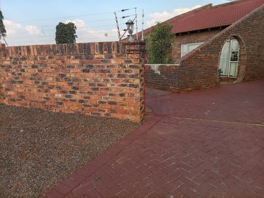 3 Bedroom Property for Sale in Golf Park Gauteng