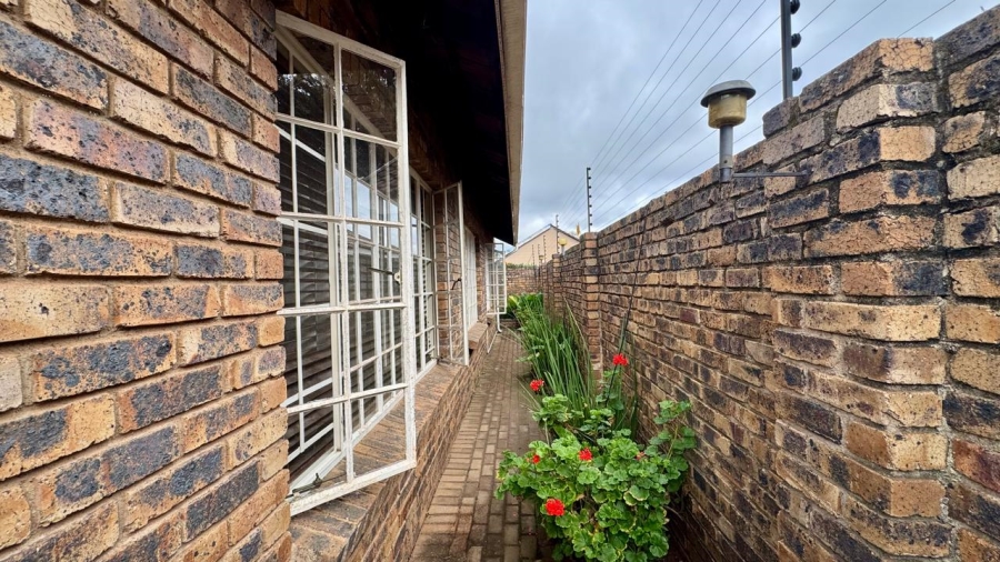 2 Bedroom Property for Sale in Wierda Park Gauteng