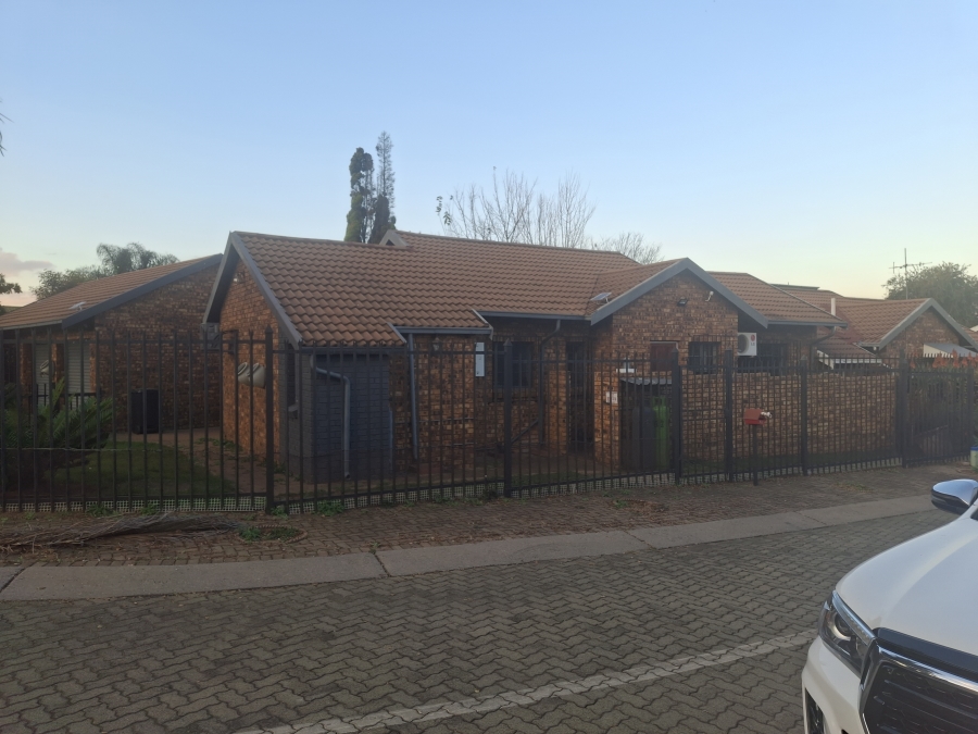 To Let 3 Bedroom Property for Rent in Garsfontein Gauteng