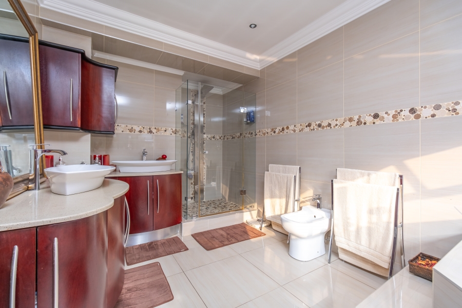 5 Bedroom Property for Sale in Broadacres Gauteng