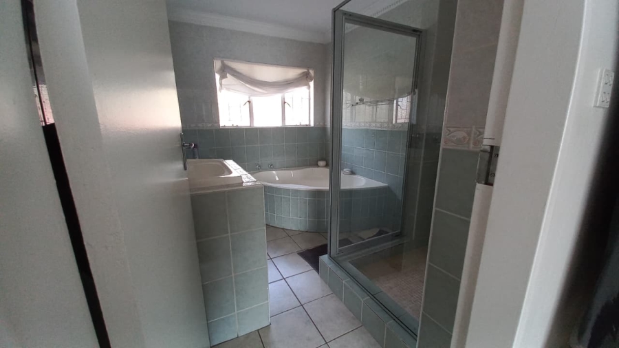 5 Bedroom Property for Sale in Wierda Park Gauteng