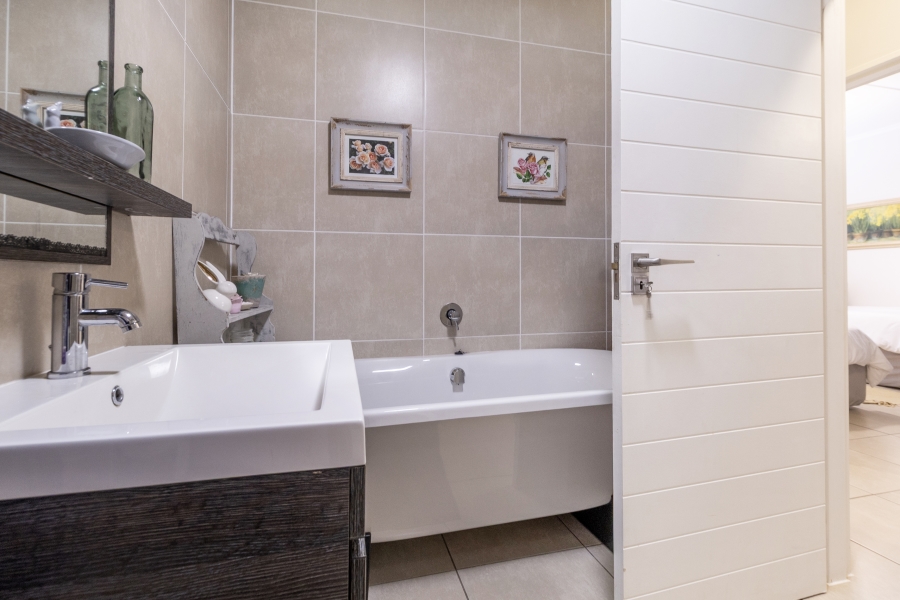 3 Bedroom Property for Sale in Greenstone Crest Gauteng