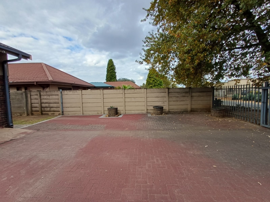 To Let 4 Bedroom Property for Rent in Vanderbijlpark SE 7 Gauteng