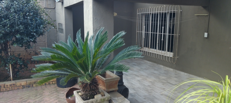 6 Bedroom Property for Sale in Lewisham Gauteng