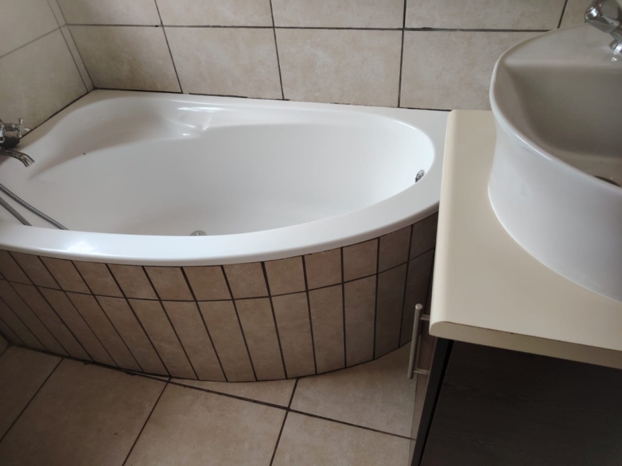2 Bedroom Property for Sale in Greenhills Gauteng