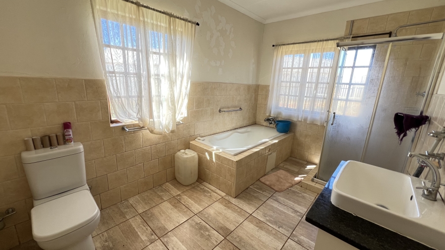 4 Bedroom Property for Sale in Tarlton Gauteng