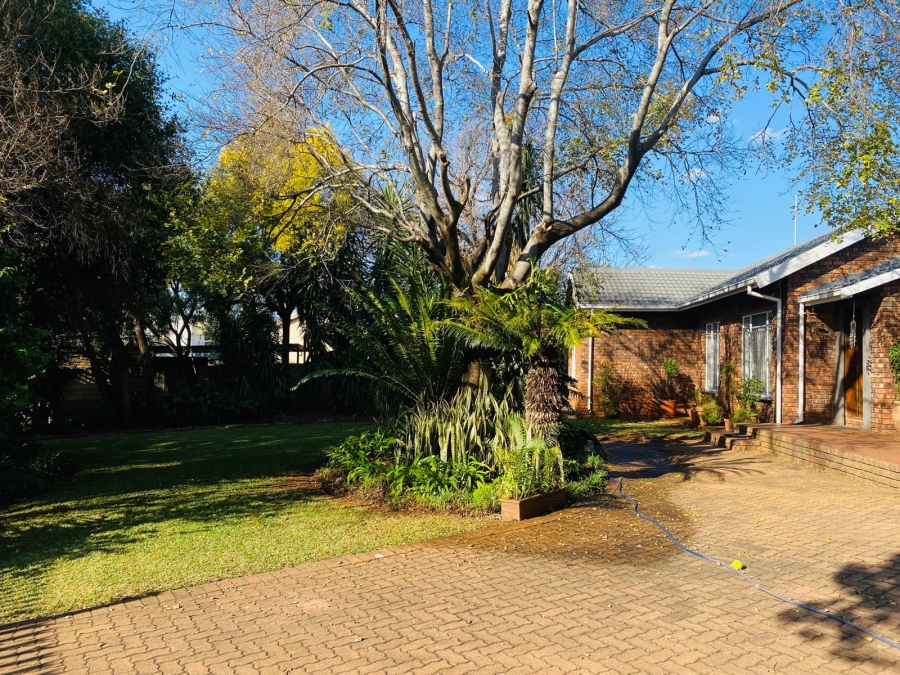 4 Bedroom Property for Sale in Garsfontein Gauteng