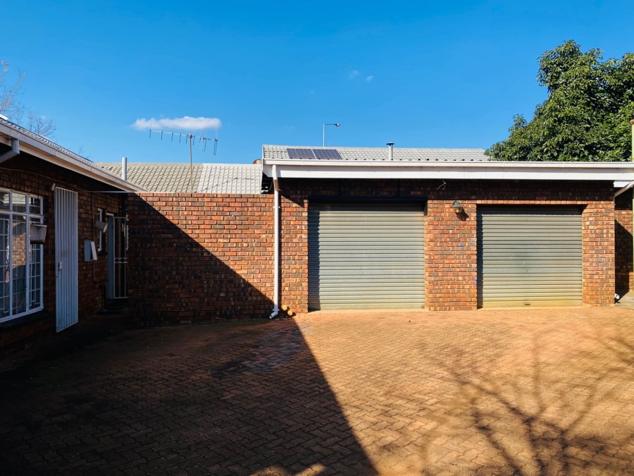 4 Bedroom Property for Sale in Garsfontein Gauteng