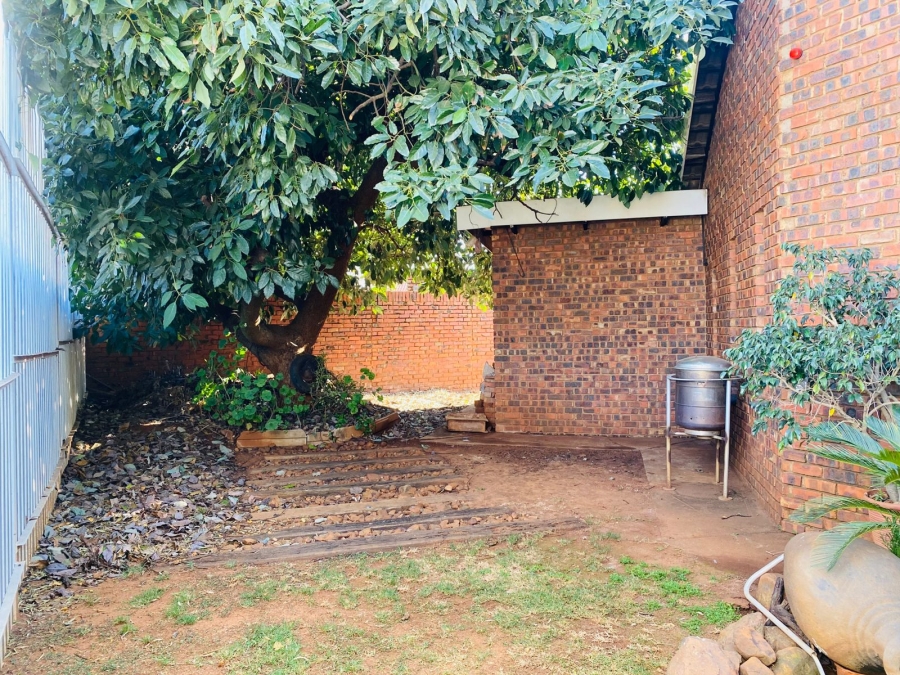 4 Bedroom Property for Sale in Garsfontein Gauteng