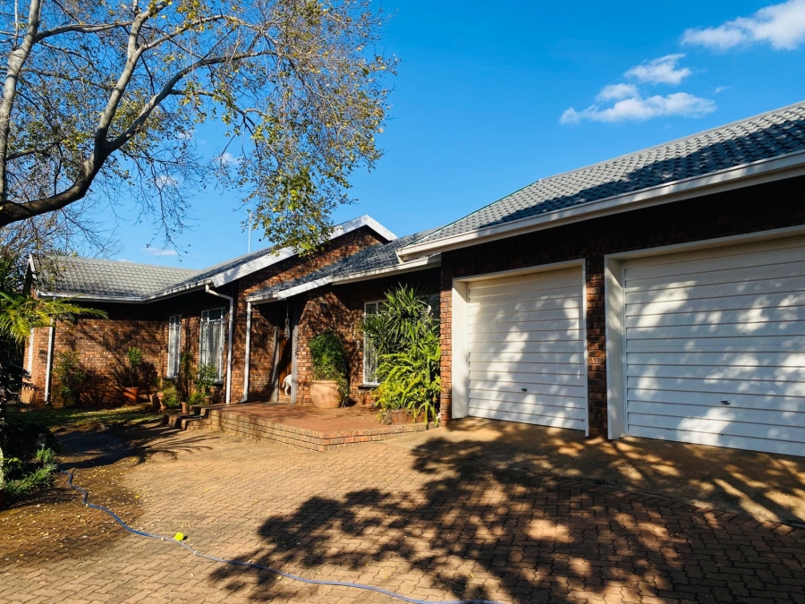 4 Bedroom Property for Sale in Garsfontein Gauteng