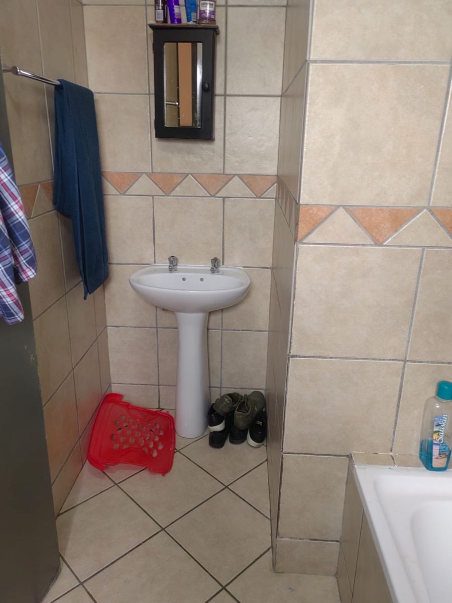 To Let 2 Bedroom Property for Rent in Vorna Valley Gauteng