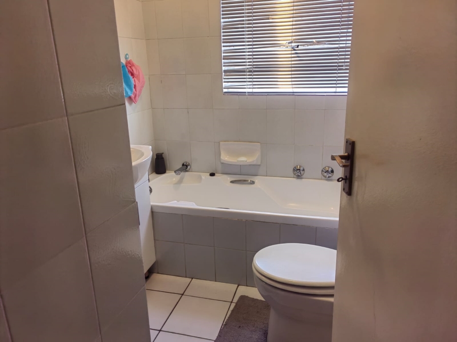2 Bedroom Property for Sale in Vorna Valley Gauteng