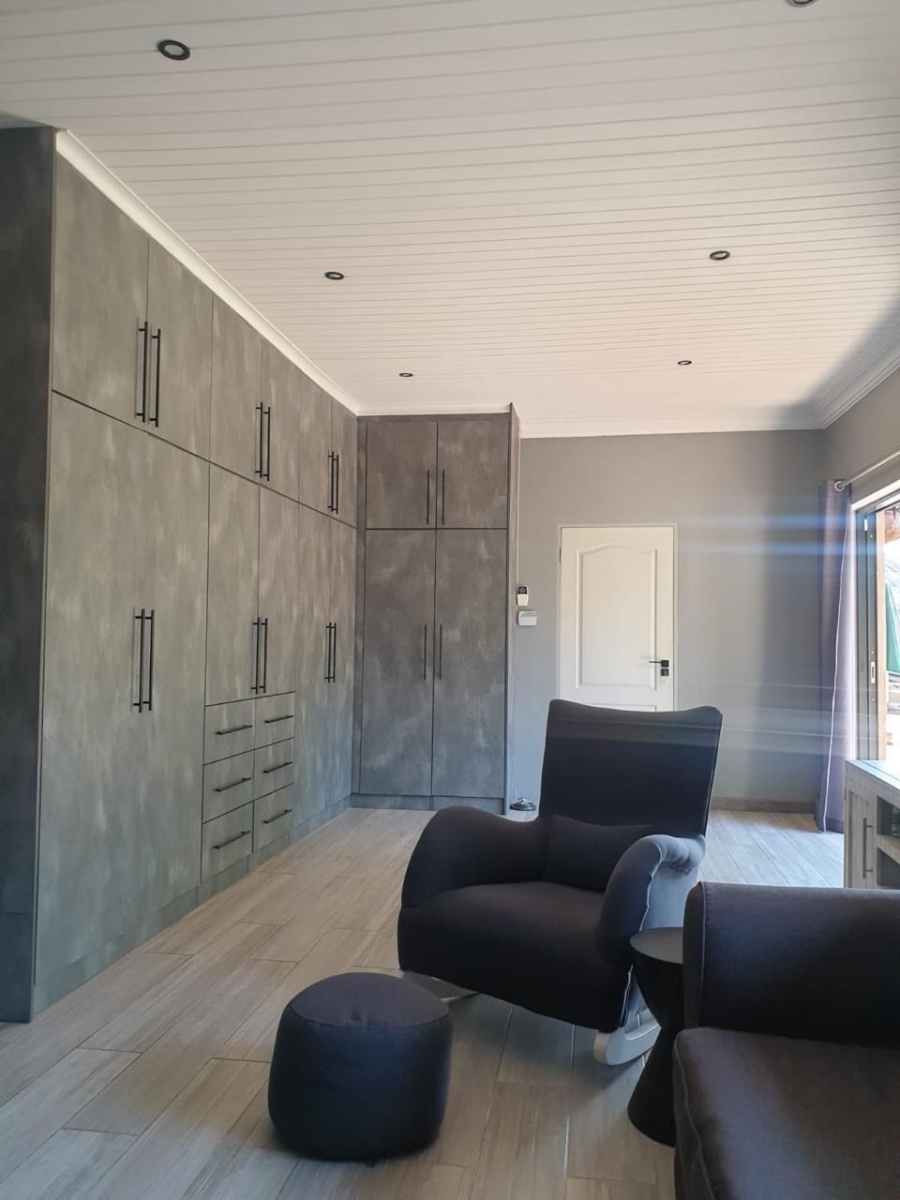 8 Bedroom Property for Sale in Uitzicht AH Gauteng
