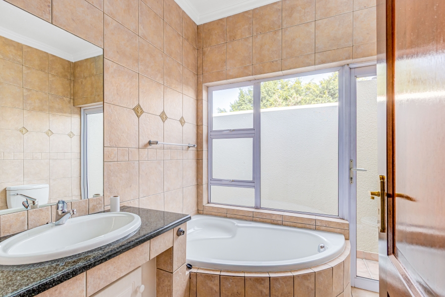 To Let 4 Bedroom Property for Rent in Sunninghill Gauteng