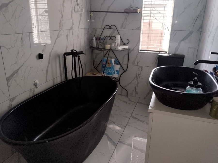 4 Bedroom Property for Sale in Mountain View Gauteng