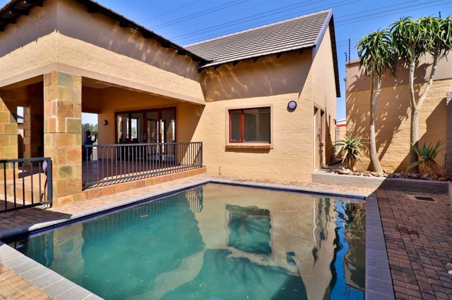 2 Bedroom Property for Sale in Noordwyk Gauteng