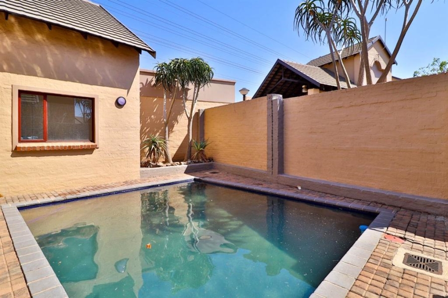 2 Bedroom Property for Sale in Noordwyk Gauteng