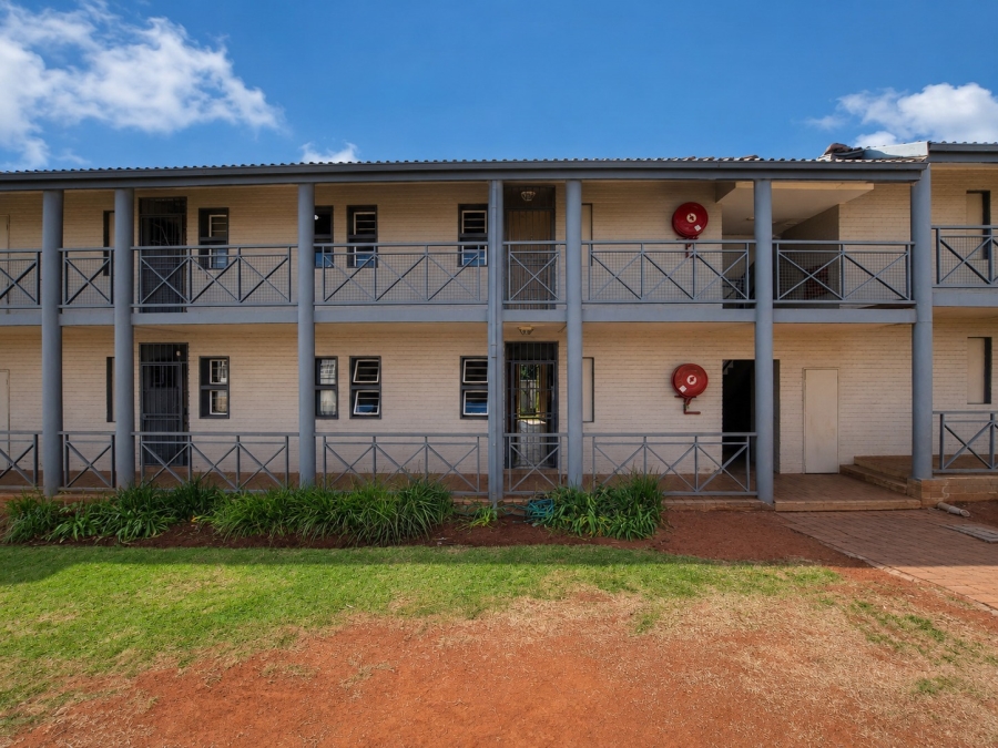 To Let 2 Bedroom Property for Rent in Moffat View Gauteng