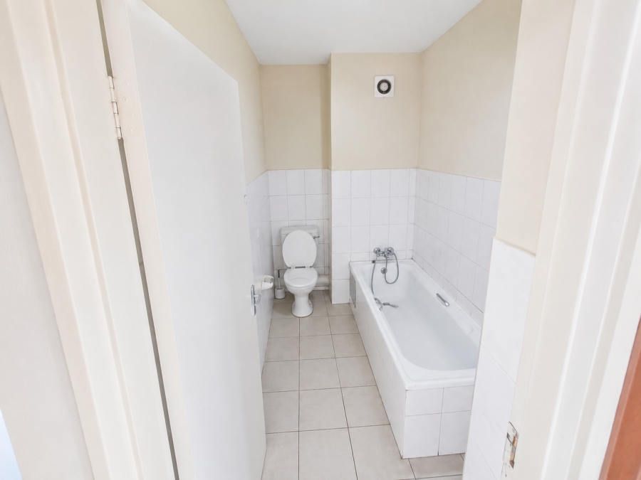To Let 2 Bedroom Property for Rent in Moffat View Gauteng