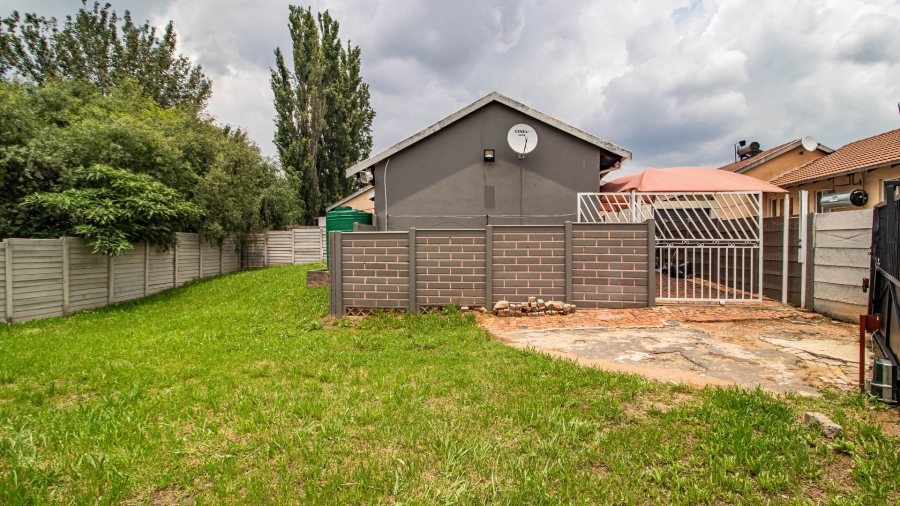 To Let 2 Bedroom Property for Rent in Lombardy West Gauteng