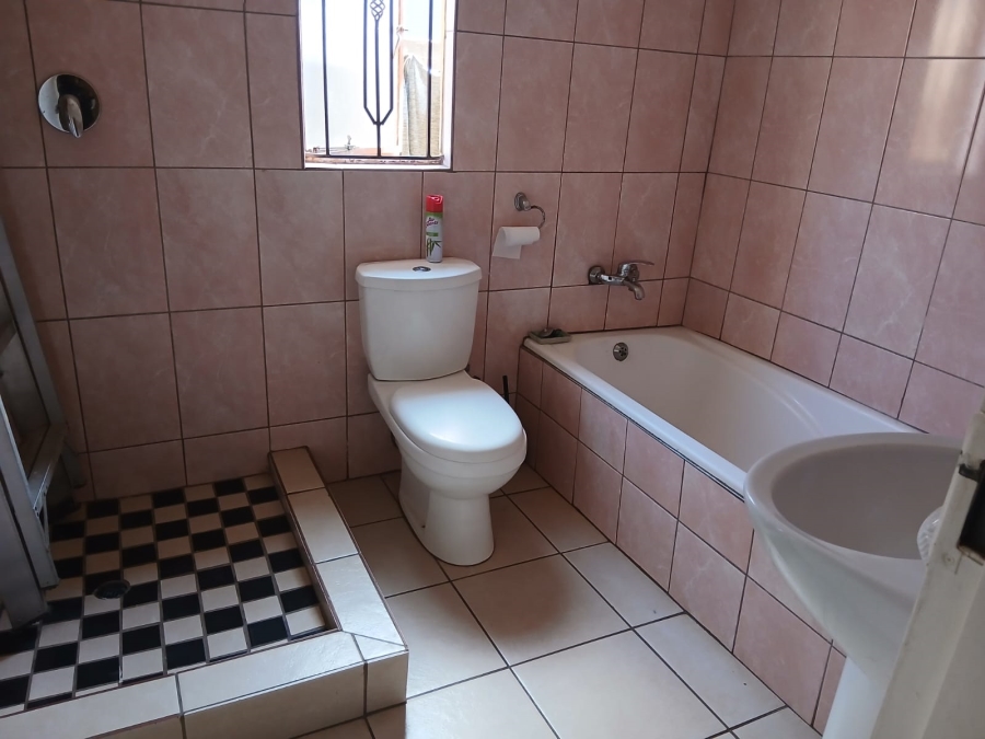 5 Bedroom Property for Sale in Roodekop Gauteng