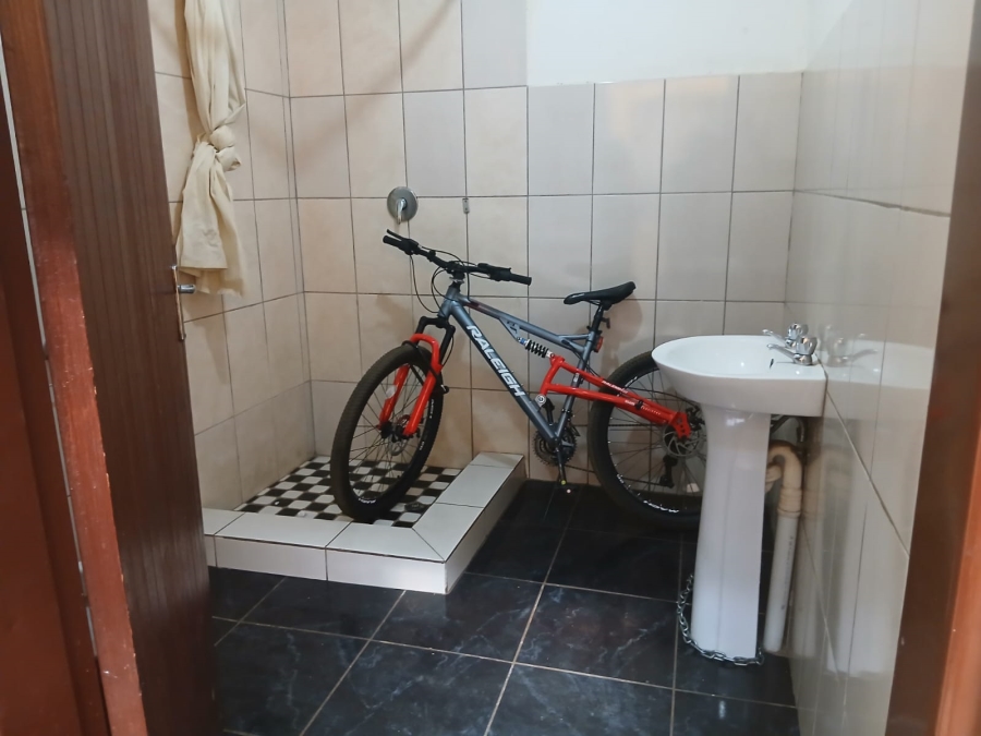 5 Bedroom Property for Sale in Roodekop Gauteng