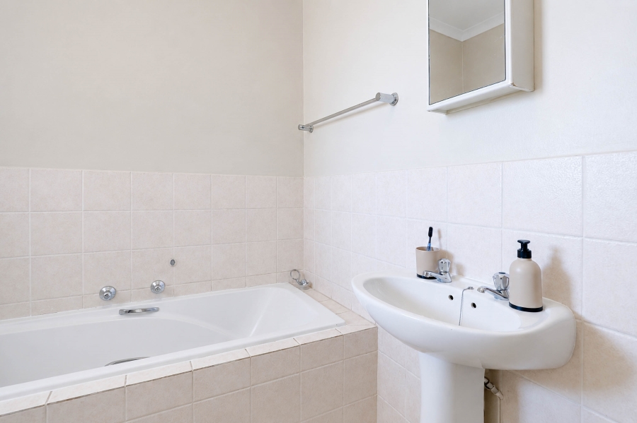 1 Bedroom Property for Sale in Kosmosdal Gauteng