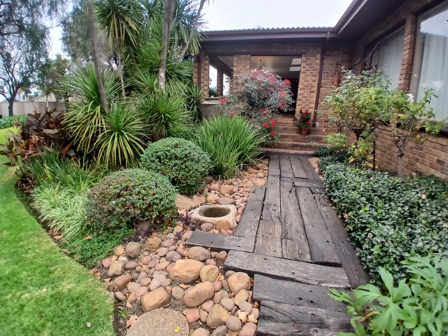 3 Bedroom Property for Sale in Dunnottar Gauteng