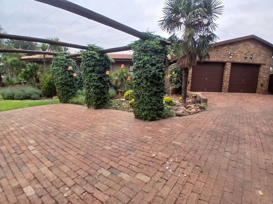 3 Bedroom Property for Sale in Dunnottar Gauteng