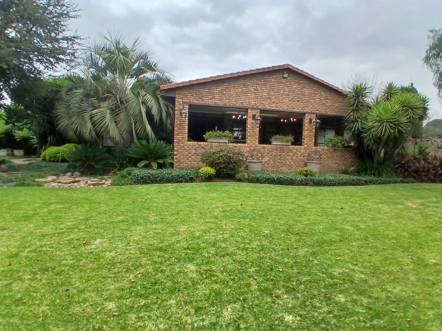 3 Bedroom Property for Sale in Dunnottar Gauteng