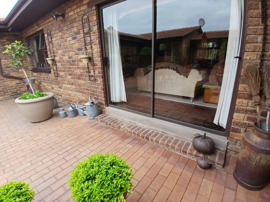 3 Bedroom Property for Sale in Dunnottar Gauteng