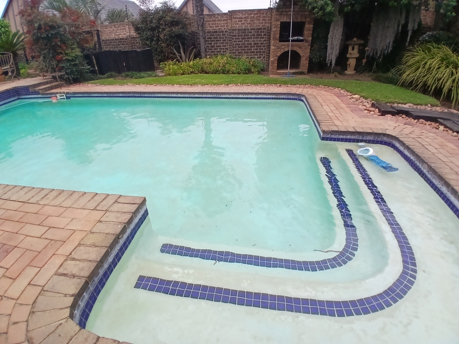 3 Bedroom Property for Sale in Dunnottar Gauteng