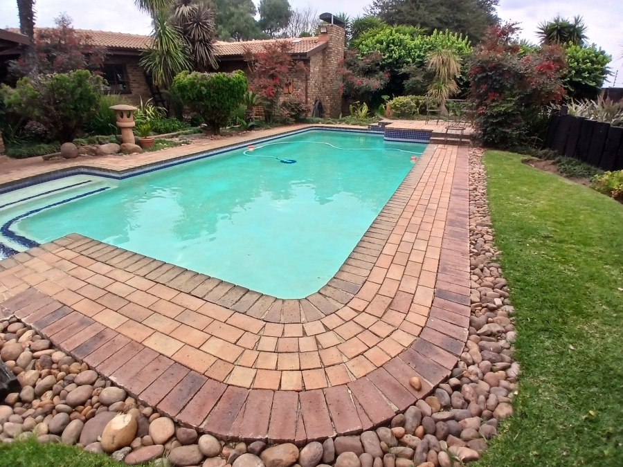 3 Bedroom Property for Sale in Dunnottar Gauteng